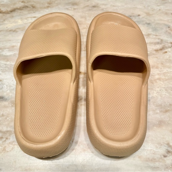 BRONAX Pillow Slipper Sandal (W6-7) - Picture 3 of 5